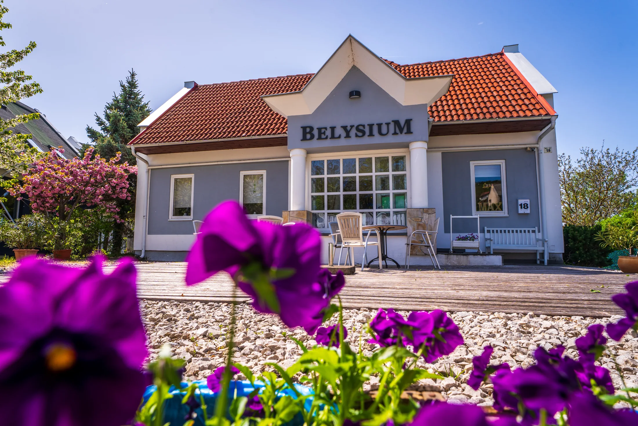 Virágok és a Belysium vendégház bejárata