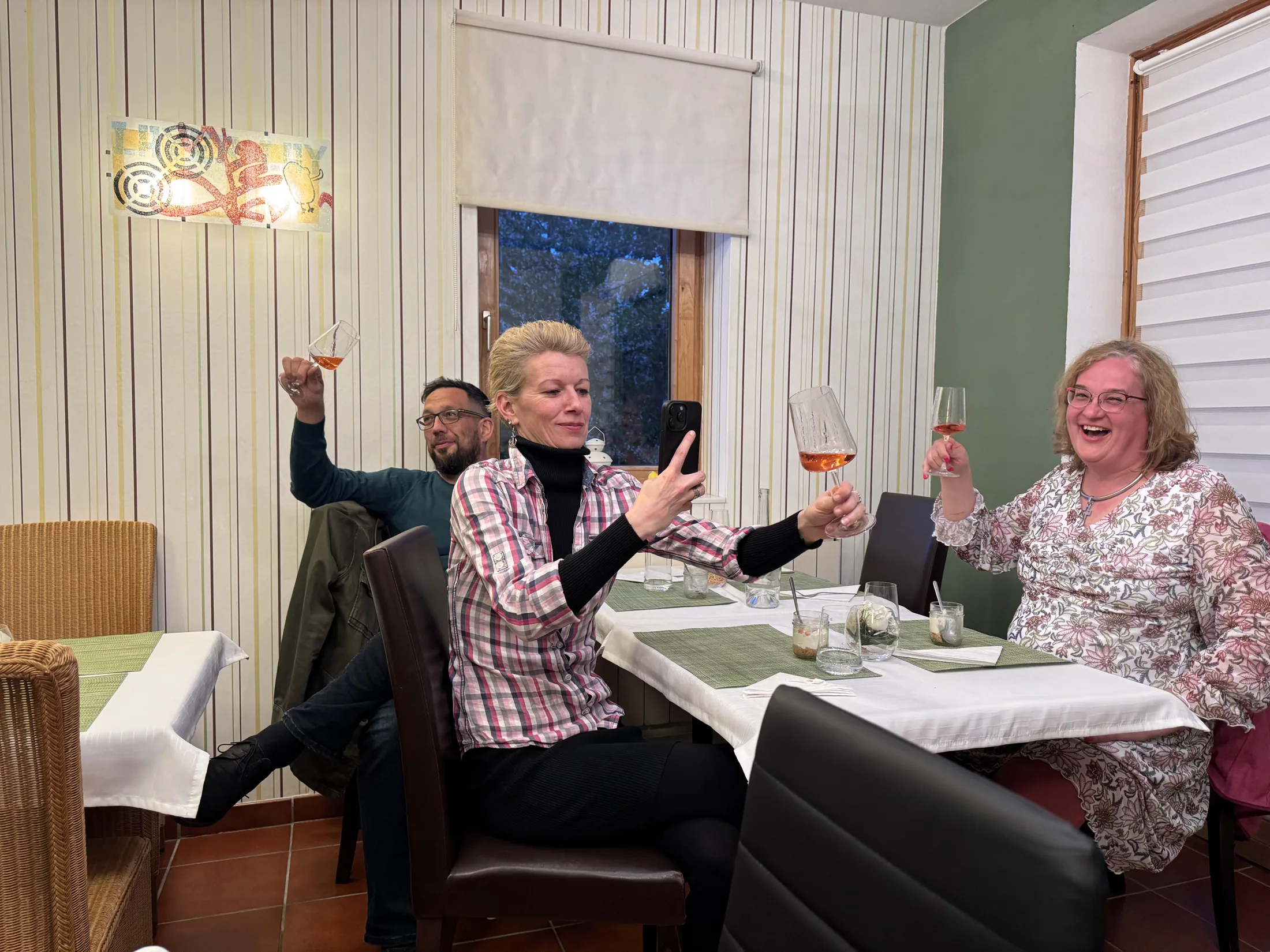 Baráti társaság egy Belysium borkóstolón