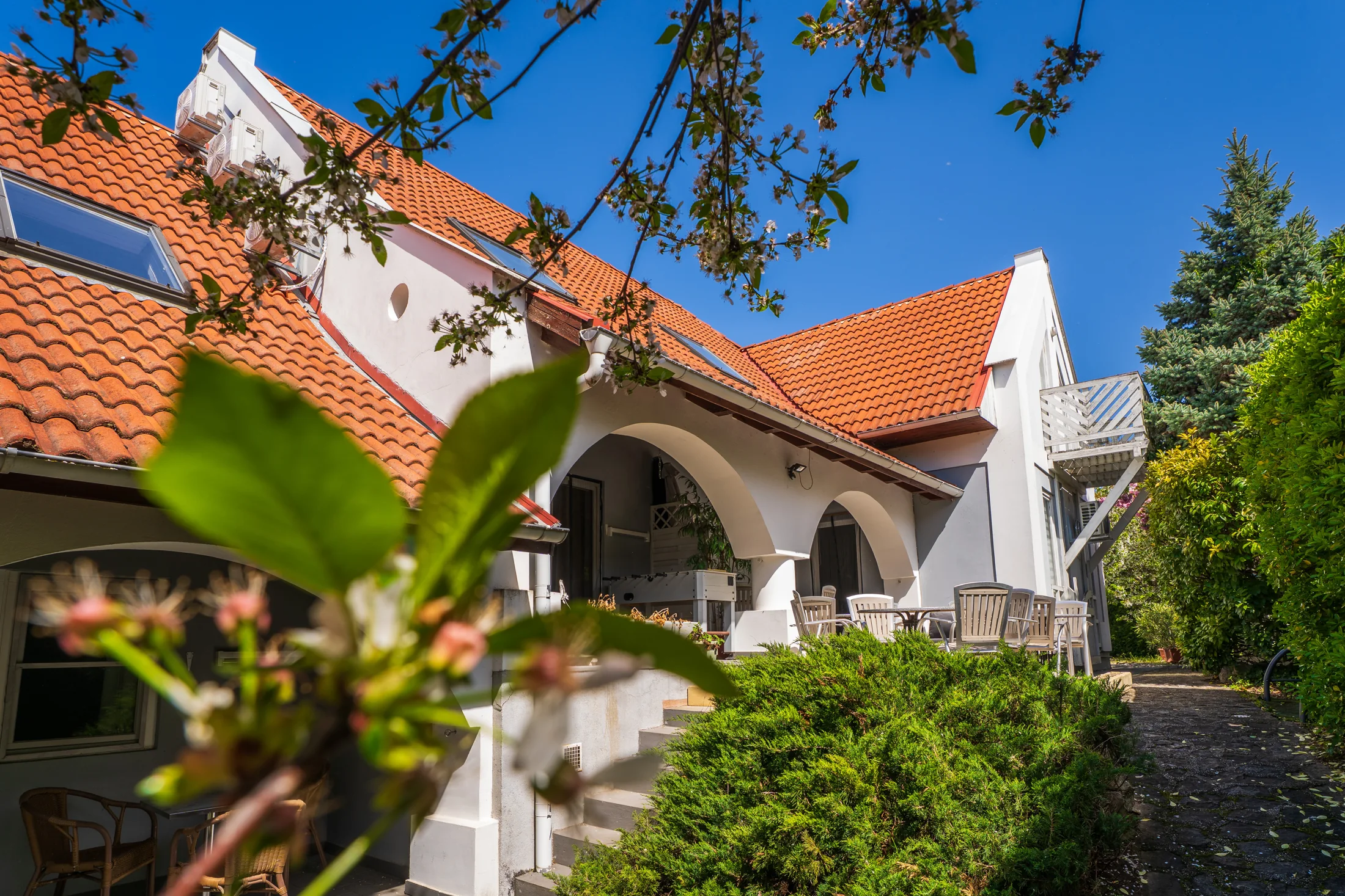 A Belysium vendégház napfényes kertje és teraszai