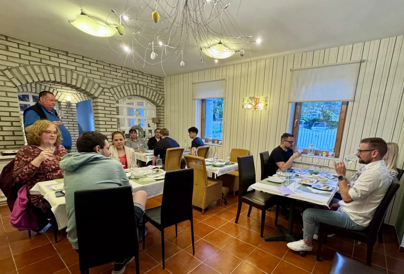 Közös borkóstoló a Belysium étkezőjében